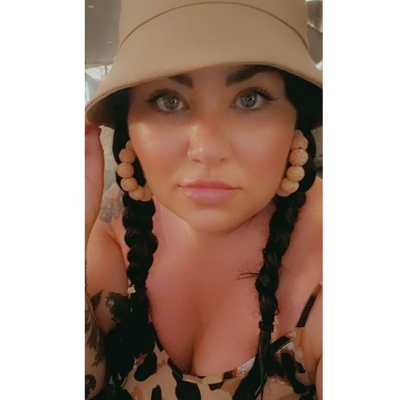 Meet your Posher, Shannon - Picture 2 of 2